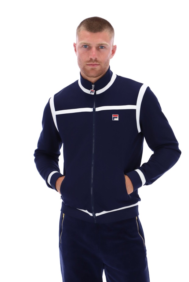 Fila Nate Položená Na Pruhované Bundě
