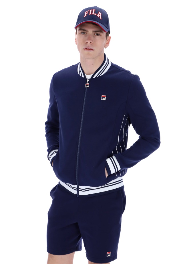 Sedmdesát 2 Módního Tracktopu Fila
